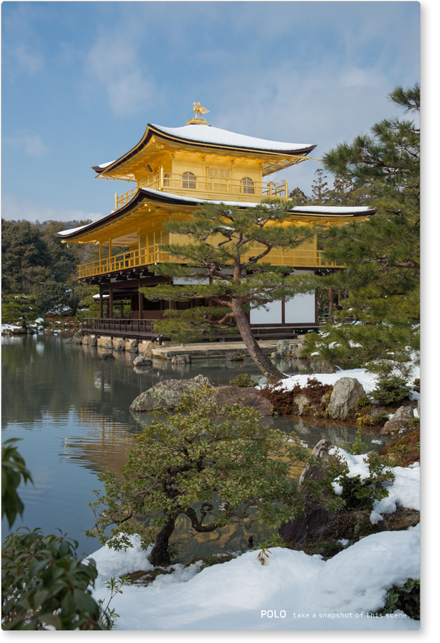京都　雪の金閣寺